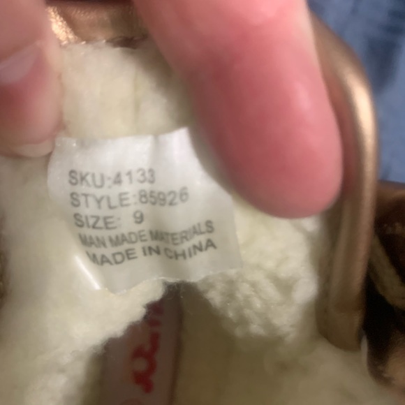 New rose gold toddler duck boots. Size 9 - Picture 6 of 6